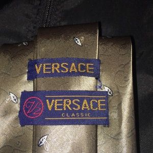 Gianni Versace 100%Silk cravat. NWNT NO crease.